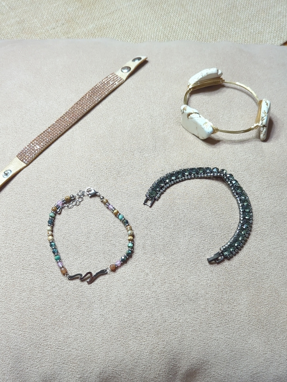 Lot of 4 bracelets. Gold leather , gemstone, rock.
